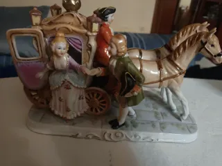 Carroza antigua con caballos y figuras