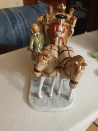 Carroza antigua con caballos y figuras