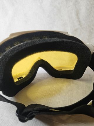 Gafas de esquí blancas y amarillas