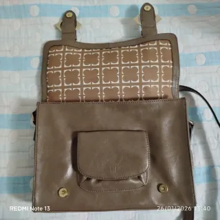 Bolso gris verdoso con detalles dorados.