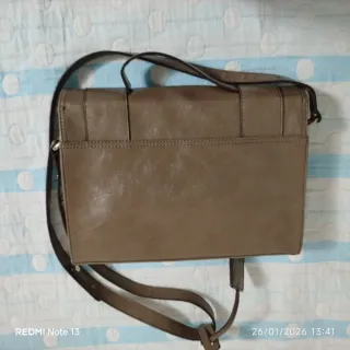 Bolso gris verdoso con detalles dorados.