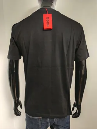 Camiseta Hugo Negra Logo Rojo