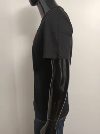 Camiseta Hugo Negra Logo Rojo