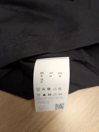 Camiseta Hugo Negra Logo Rojo