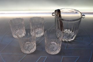 Cubitera y 4 vasos de licor. Cristal tallado.