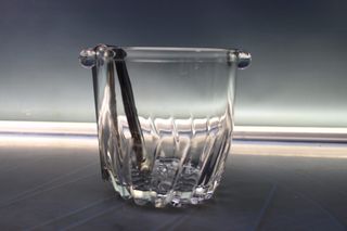 Cubitera y 4 vasos de licor. Cristal tallado.