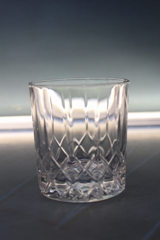 Cubitera y 4 vasos de licor. Cristal tallado.