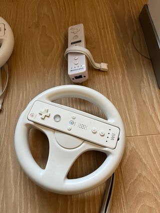 Nintendo Wii + 6 Juegos + 4 Mandos + 3 volantes