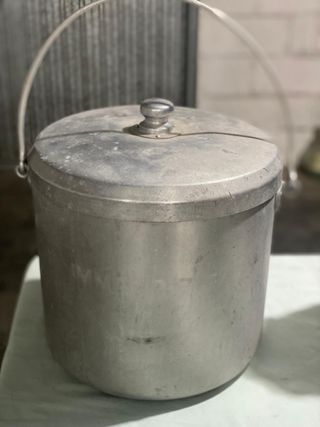 Pentola in alluminio con coperchio