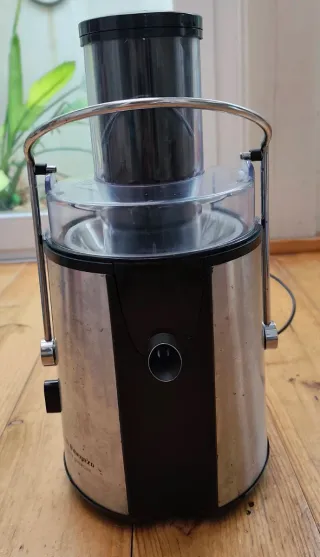 Licuadora de zumos y verduras. Varias velocidades.