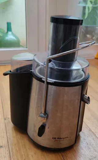 Licuadora de zumos y verduras. Varias velocidades.