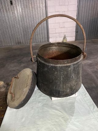 Pentola antica in rame con coperchio