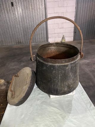 Pentola antica in rame con coperchio