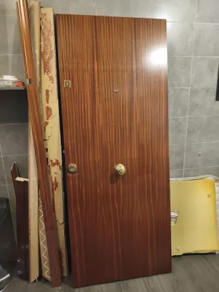 Puerta madera maciza entrada