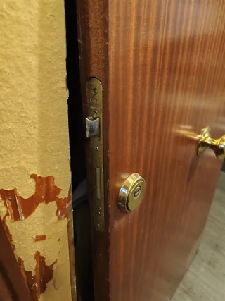 Puerta madera maciza entrada