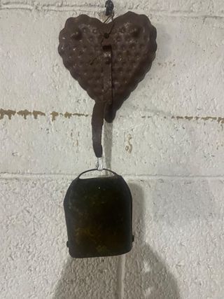 Campanella a forma di cuore in ferro battuto