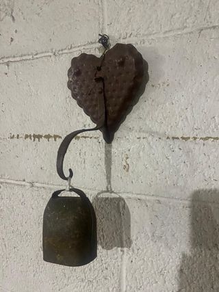 Campanella a forma di cuore in ferro battuto