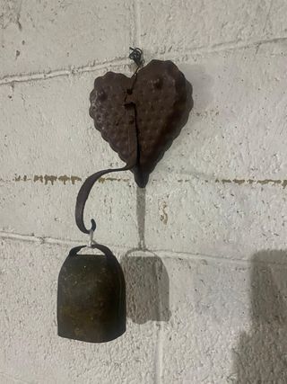 Campanella a forma di cuore in ferro battuto