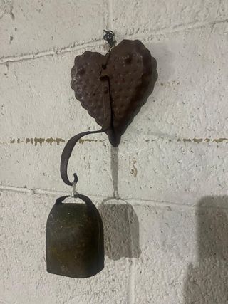 Campanella a forma di cuore in ferro battuto