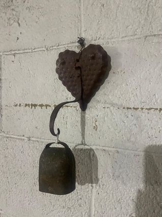 Campanella a forma di cuore in ferro battuto