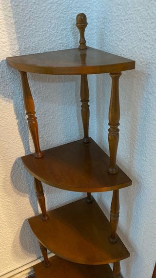 Estantería esquinera clásica de madera