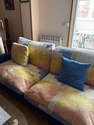 Sofá de tela azul y multicolor