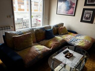 Sofá de tela azul y multicolor