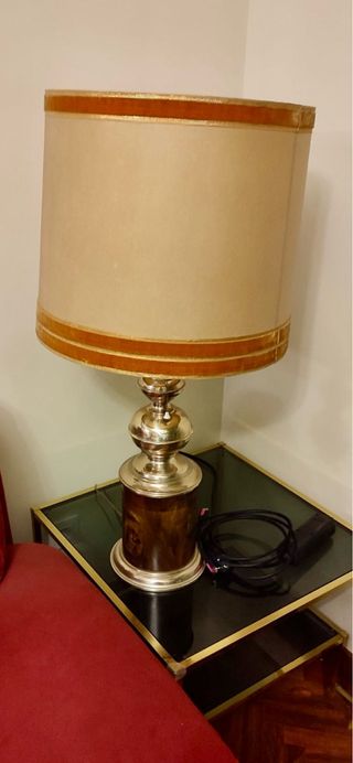 Lámpara de mesa de tela, metal y madera.