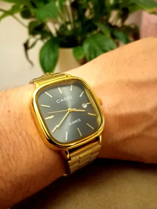 Reloj Dorado y Negro