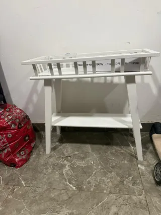 Mesa auxiliar blanca con estante