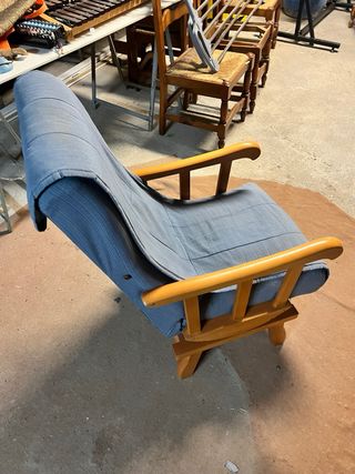 Sillón mecedora de tela y madera