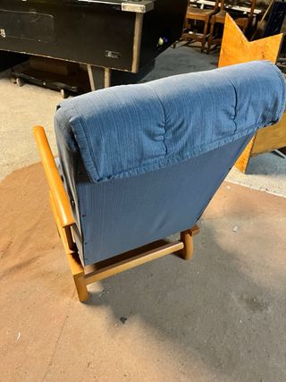 Sillón mecedora de tela y madera