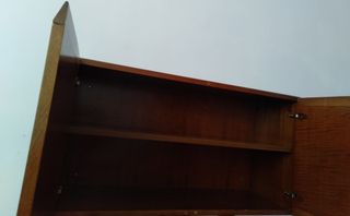 Armario de madera marrón