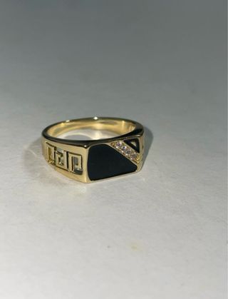 Anillo Dorado con Negro y Diamantes