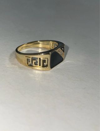 Anillo Dorado con Negro y Diamantes