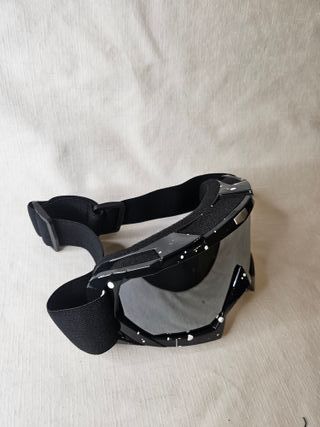 Gafas de esquí negras con salpicaduras