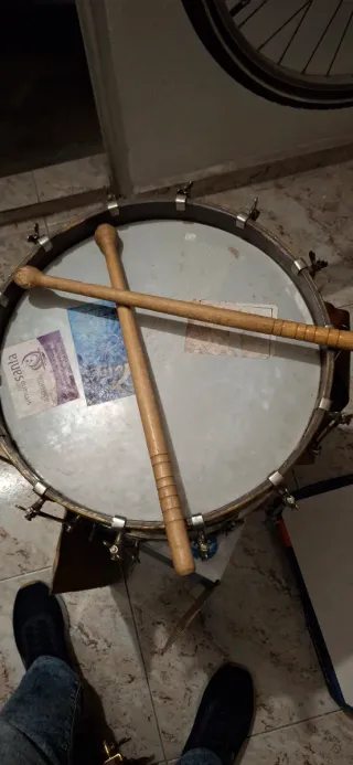 Due tamburi con bacchette