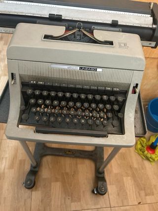 Máquina de escribir Olivetti Linea 90 con mesa