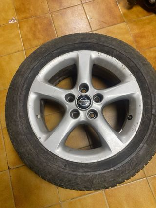 Dos Llantas Nissan con Neumáticos Michelin