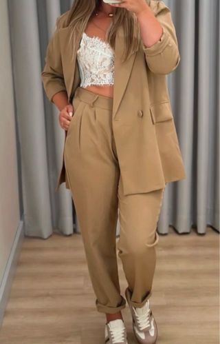 Conjunto blazer e calças castanhas