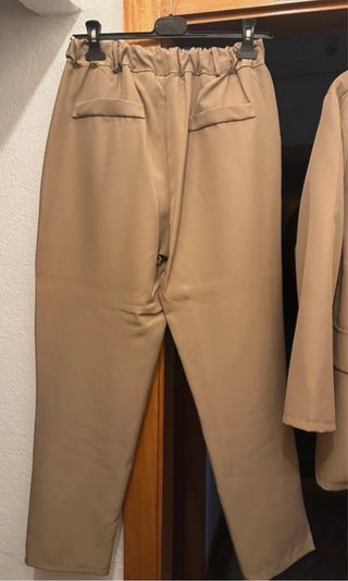 Conjunto blazer e calças castanhas