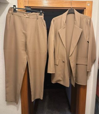 Conjunto blazer e calças castanhas