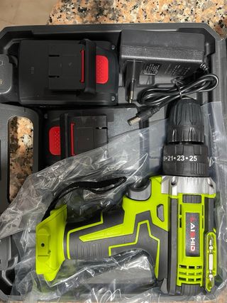 Taladro Inalámbrico con Accesorios y 2 baterías