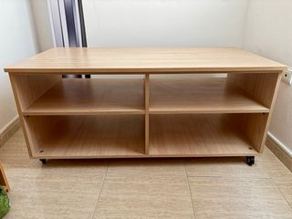 Mesa TV madera clara con ruedas
