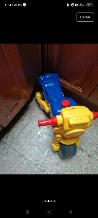 Moto infantil azul y amarilla