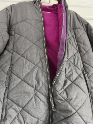 Anorak acolchado gris con forro fucsia