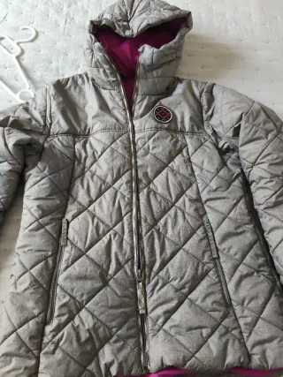 Anorak acolchado gris con forro fucsia