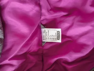 Anorak acolchado gris con forro fucsia