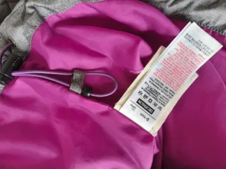 Anorak acolchado gris con forro fucsia