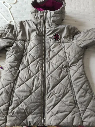 Anorak acolchado gris con forro fucsia